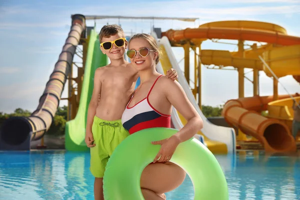 Sohn Und Mutter Mit Aufblasbarem Ring Der Nähe Des Pools — Stockfoto