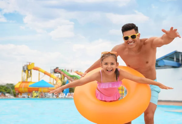 Vader Dochter Met Opblaasbare Ring Bij Zwembad Waterpark Ruimte Voor — Stockfoto