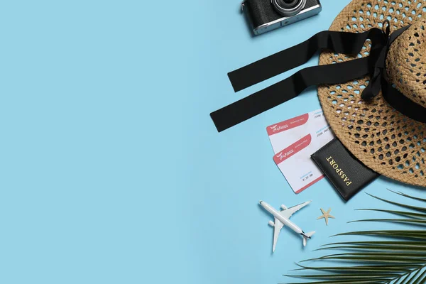 Paszport Biletami Kapeluszem Aparatem Fotograficznym Modelem Samolotu Liściem Palmowym Jasnoniebieskim — Zdjęcie stockowe