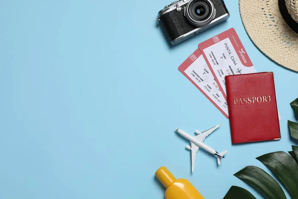 Pasaporte Con Billetes Modelo Avión Cámara Sombrero Protector Solar Hojas —  Fotos de Stock