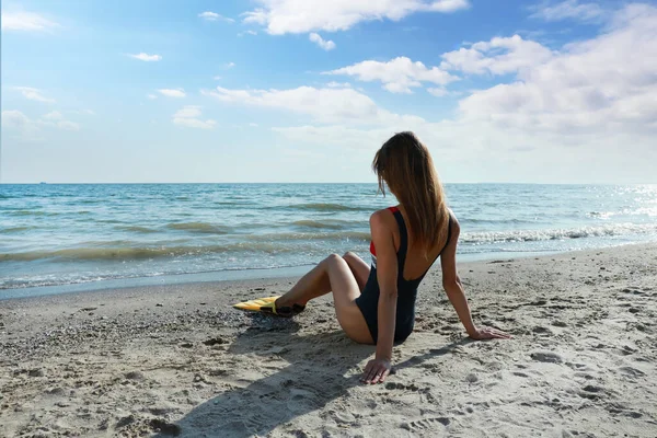 Žena Ploutvích Sedí Moře Pláži Pohled Zezadu — Stock fotografie