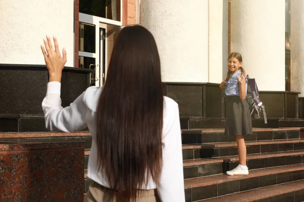 Föräldrar Som Säger Adjö Till Sin Dotter Skolan — Stockfoto