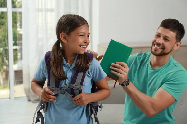 Pai Ajudando Sua Filha Preparar Para Escola Casa — Fotografia de Stock