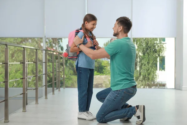 Pai Dizendo Adeus Sua Filha Escola — Fotografia de Stock