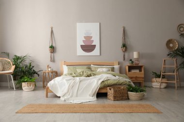 Rahat ahşap yataklı şık bir oda.