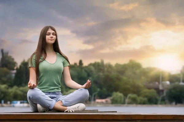 Adolescente Meditando Cerca Del Río Espacio Para Texto — Foto de Stock