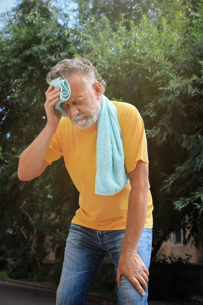 Senior Man Towel Suffering Heat Stroke Outdoors — Stock Photo, Image