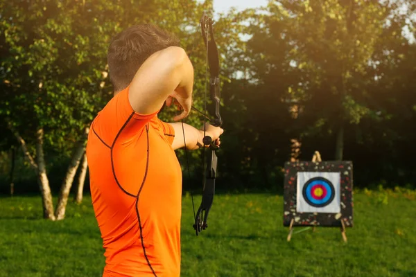 Hombre Con Arco Flecha Apuntando Objetivo Tiro Con Arco Parque — Foto de Stock