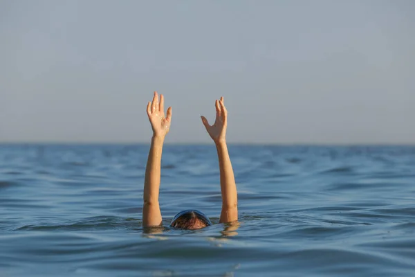 Drunknande Kvinna Sträcker Sig Efter Hjälp Havet — Stockfoto