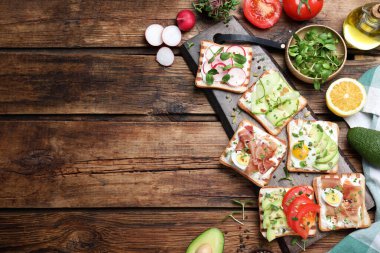 Farklı lezzetli sandviçler. Tahta sehpanın üzerinde mikroyeşiller var. Metin için boşluk