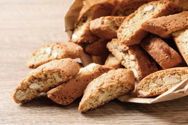 Geleneksel İtalyan badem bisküvileri (Cantucci) ahşap masa üzerinde, yakın plan