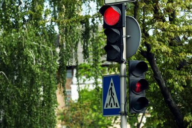 Şehir caddesindeki modern trafik ışıklarının görüntüsü