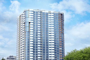 Gökyüzüne karşı modern şehir binası manzarası