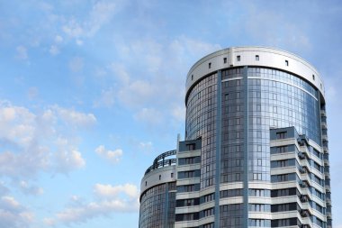 Gökyüzüne karşı modern şehir binasının alçak açılı görüntüsü. Metin için boşluk