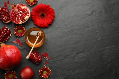 Siyah arka planda Rosh Hashanah 'ın tatil özelliklerinin olduğu düz kompozisyon. Metin için boşluk