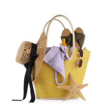 Beyaz arka planda farklı şık plaj aksesuarları.