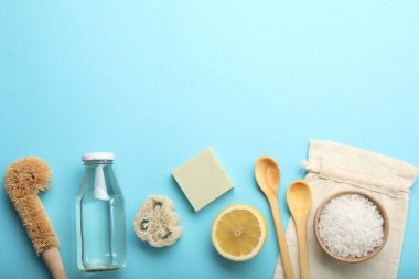 Turkuaz arka planda eko dostu ürünlerle düz kompozisyon, metin için boşluk