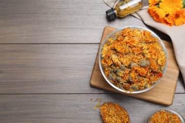 Kuru takvim çiçekleri ve ahşap masa üzerinde tentür ile şişe düz yatıyordu. Metin için boşluk