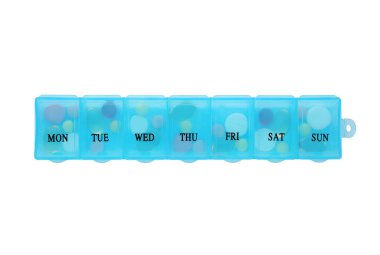 Plastik kutu, beyaza izole edilmiş farklı haplar.