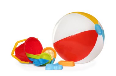 Şişirilebilir renkli plaj topu ve beyaz arka planda çocuk plastik oyuncaklar.