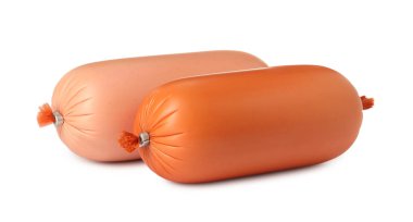 Beyaz arka planda farklı lezzetli haşlanmış sosisler.