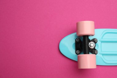 Kırmızı arka planda kaykay, üst manzara. Metin için boşluk