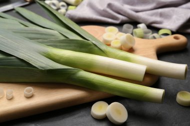 Siyah masada taze taze pırasa, yakın plan.