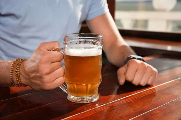 Man Met Glas Smakelijk Bier Aan Houten Tafel Pub Close — Stockfoto