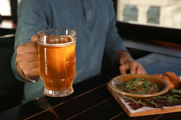 Uomo Con Bicchiere Birra Gustosa Tavolo Legno Pub Primo Piano — Foto Stock