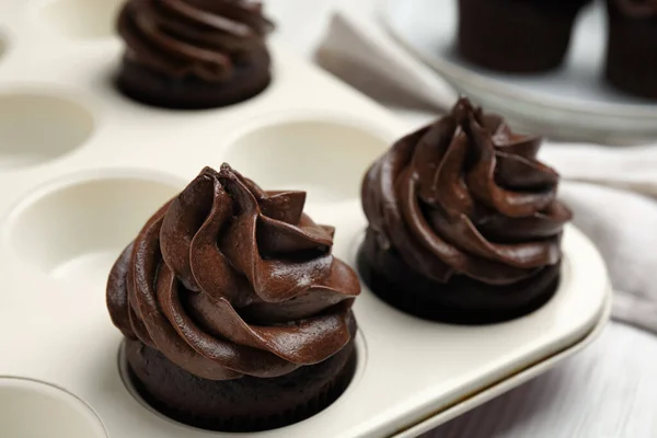 Deliciosos Cupcakes Chocolate Con Crema Bandeja Para Hornear Sobre Mesa —  Fotos de Stock