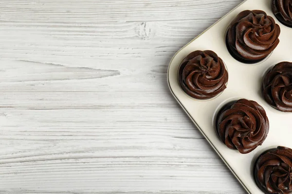 Délicieux Cupcakes Chocolat Avec Crème Dans Une Plaque Cuisson Sur — Photo