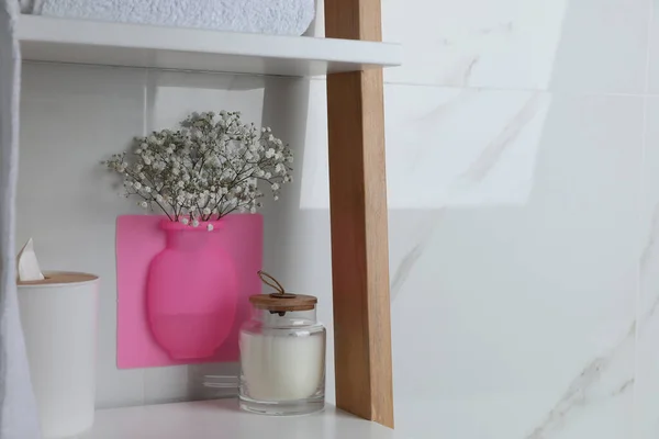 白い大理石の壁に花を持つシリコーン花瓶とスタイリッシュなバスルームに棚ユニット テキストのスペース — ストック写真