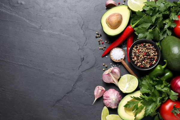 Ingredientes Guacamole Fresco Mesa Negra Puesta Plana Espacio Para Texto — Foto de Stock