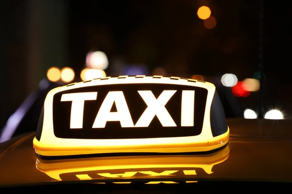 Carro Táxi Com Sinal Amarelo Livre Noite Close — Fotografia de Stock