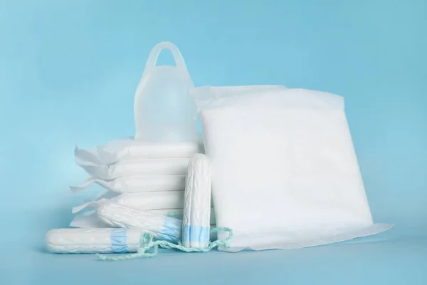 Menstruationspads Och Andra Hygienprodukter Ljusblå Bakgrund — Stockfoto