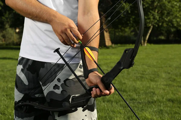 Man Bow Arrow Practicing Archery Park Closeup — Stock Photo, Image