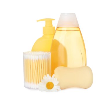 Bebek kozmetik ürünleri seti, papatya çiçeği ve beyaz arka planda pamuk örnekleri.