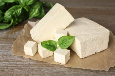 Tahta masada fesleğenli lezzetli tofu.