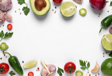Beyaz arka planda taze guacamole malzemesi çerçevesi, düz. Metin için boşluk