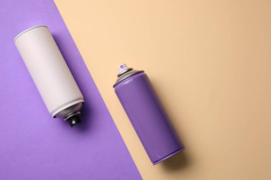 Renk arkaplanına farklı sprey boya kutuları, metin için yeri olan düz bir yer. Graffiti malzemeleri.