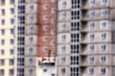 Arka plan olarak çok katlı binanın bulanık görünümü