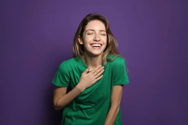 Jovem Alegre Rindo Fundo Violeta — Fotografia de Stock