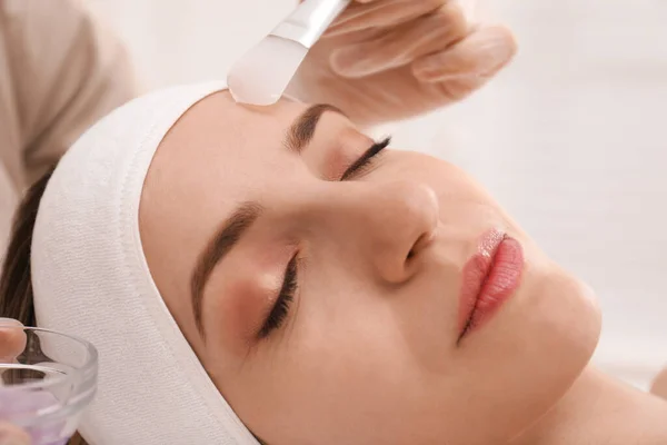 Mujer Joven Durante Procedimiento Descamación Facial Salón Primer Plano — Foto de Stock