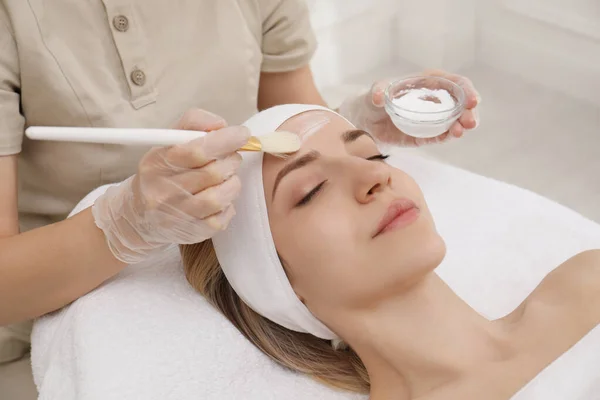 Mujer Joven Durante Procedimiento Descamación Facial Salón — Foto de Stock