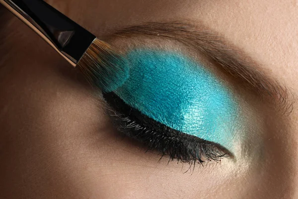 Applicera Cyan Ögonskugga Kvinnans Ansikte Närbild Vacker Kväll Makeup — Stockfoto