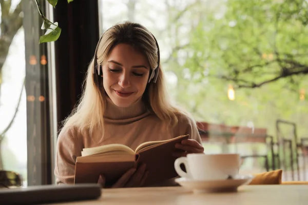 Mujer Escuchando Audiolibro Mesa Cafetería —  Fotos de Stock