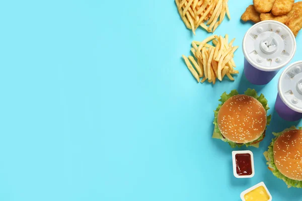 Płaska Kompozycja Świeckich Pysznym Menu Fast Food Jasnoniebieskim Tle Miejsce — Zdjęcie stockowe