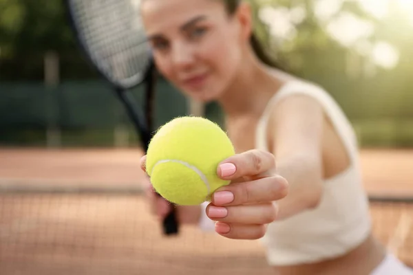 Jovem Mulher Jogando Tênis Quadra Foco Bola — Fotografia de Stock