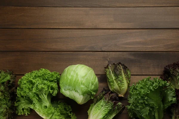 Verschiedene Salatsorten Auf Holztisch Flach Gelegt Raum Für Text — Stockfoto