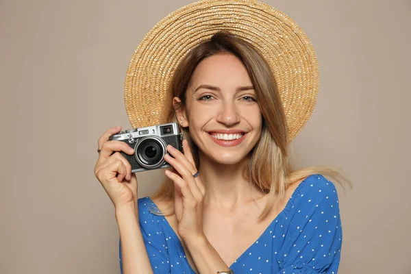 Hermosa Mujer Joven Con Sombrero Paja Cámara Sobre Fondo Beige — Foto de Stock